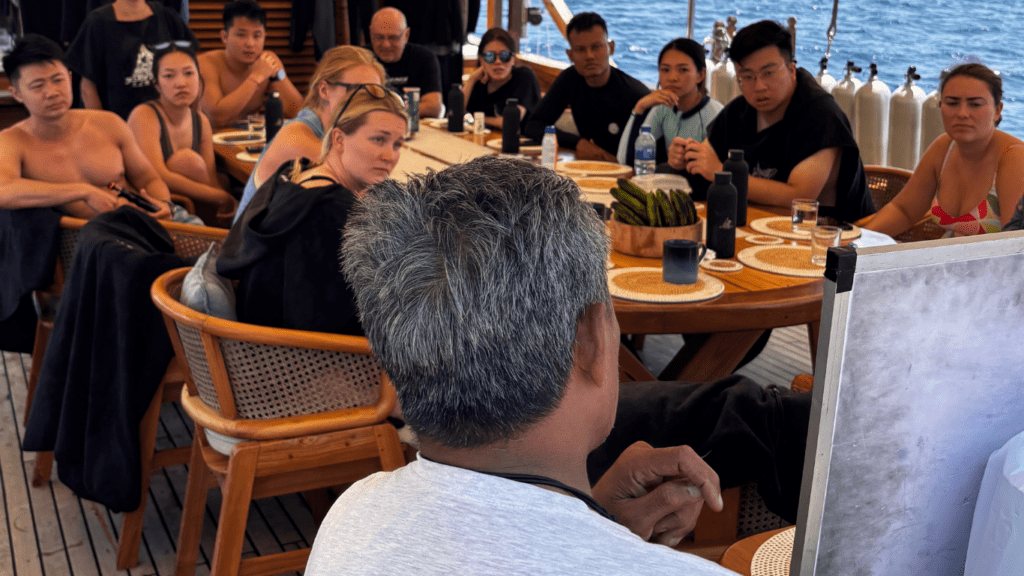 liveaboard dive guide